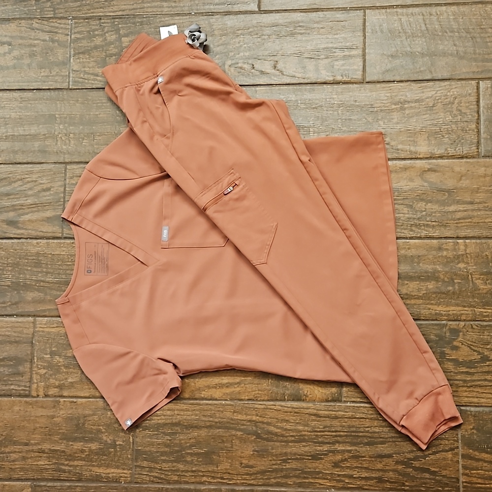 FIGS Mauve srub set XS Catarina top, XS regular Zamora Jogger pants